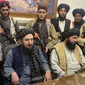 Kelompok Taliban mengambil alih kekuasaan pemerintah di Afghanistan setelah mereka menguasai ibu kota Kabul, Senin (16/8/2021). Mereka juga telah menguasai istana kepresidenan, setelah presiden negara itu Ashraf Ghani melarikan diri ke Tajikistan. (AP Photo/Zabi Karimi)