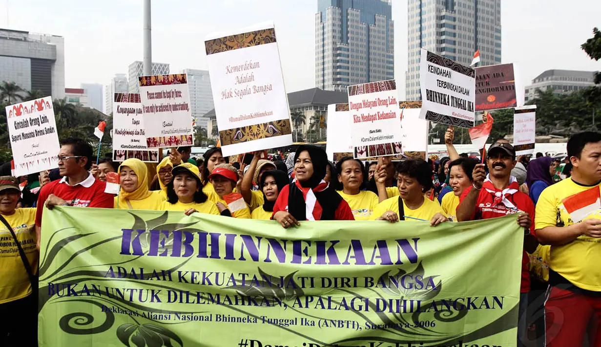 Sepanjang jalan, para peserta membentangkan spanduk tentang menjaga keharmonisan di negeri yang beragam ini, Jakarta, Minggu (16/11/2014). (Liputan6.com/Faizal Fanani)