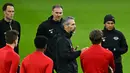 Pelatih RB Leipzig Marco Rose (tengah) berbicara kepada para pemainnya saat sesi latihan di Stadion Etihad, Manchester, Inggris, 13 Maret 2023. RB Leipzig akan menghadapi Manchester City pada pertandingan sepak bola leg kedua babak 16 besar Liga Champions. (Paul ELLIS/AFP)