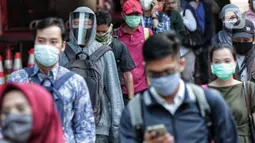 Antrean calon penumpang memasuki stasiun Sudirman saat jam pulang kantor di Jakarta, Senin (8/6/2020). Aktivitas perkantoran dimulai kembali pada pekan kedua penerapan Pembatasan Sosial Berskala Besar (PSBB) transisi pandemi COVID-19. (Liputan6.com/Johan Tallo)