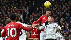 Pemain MU, Casemiro, mencetak gol ke gawang Fulham dalam lanjutan Liga Inggris 2025/2026 di Old Trafford, Minggu (1/2/2026) malam WIB. (Paul ELLIS / AFP)