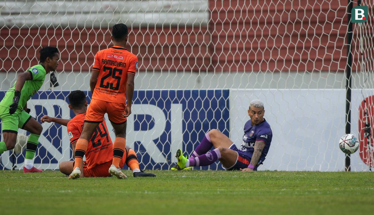 Pemain Persita Tangerang, Alex Dos Santos Goncalves (kanan) berusaha mencetak gol ke gawang Persiraja Banda Aceh dalam laga pekan ke-7 BRI Liga 1 2021/2022 di Stadion Moch Soebroto, Magelang, Sabtu (16/10/2021). (Bola.com/Bagaskara Lazuardi)