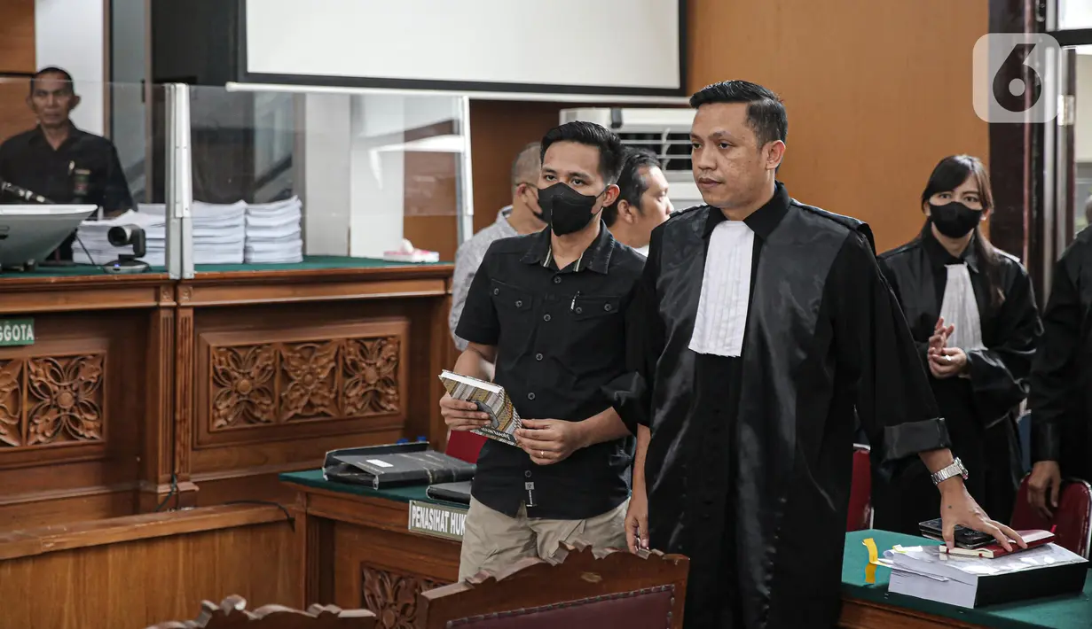 Terdakwa kasus dugaan pembunuhan berencana terhadap Brigadir Nofriansyah Yosua Hutabarat, Richard Eliezer (kiri) usai menjalani sidang lanjutan di Pengadilan Negeri Jakarta Selatan, Rabu (7/12/2022). Ferdy Sambo menjadi saksi untuk terdakwa Richard Eliezer, Ricky Rizal dan Kuat Ma'ruf di persidangan perkara pembunuhan berencana Brigadir J. (Liputan6.com/Faizal Fanani)