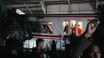 Tim pencari dan penyelamat mencari korban kecelakaan Kereta Api Jarak Jauh (KAJJ) dengan Kereta rel Listrik (KRL) Commuter Line di Stasiun Bekasi Timur, Jawa Barat, Selasa 28 April 2026 dini hari. (AP Photo/Achmad Ibrahim)