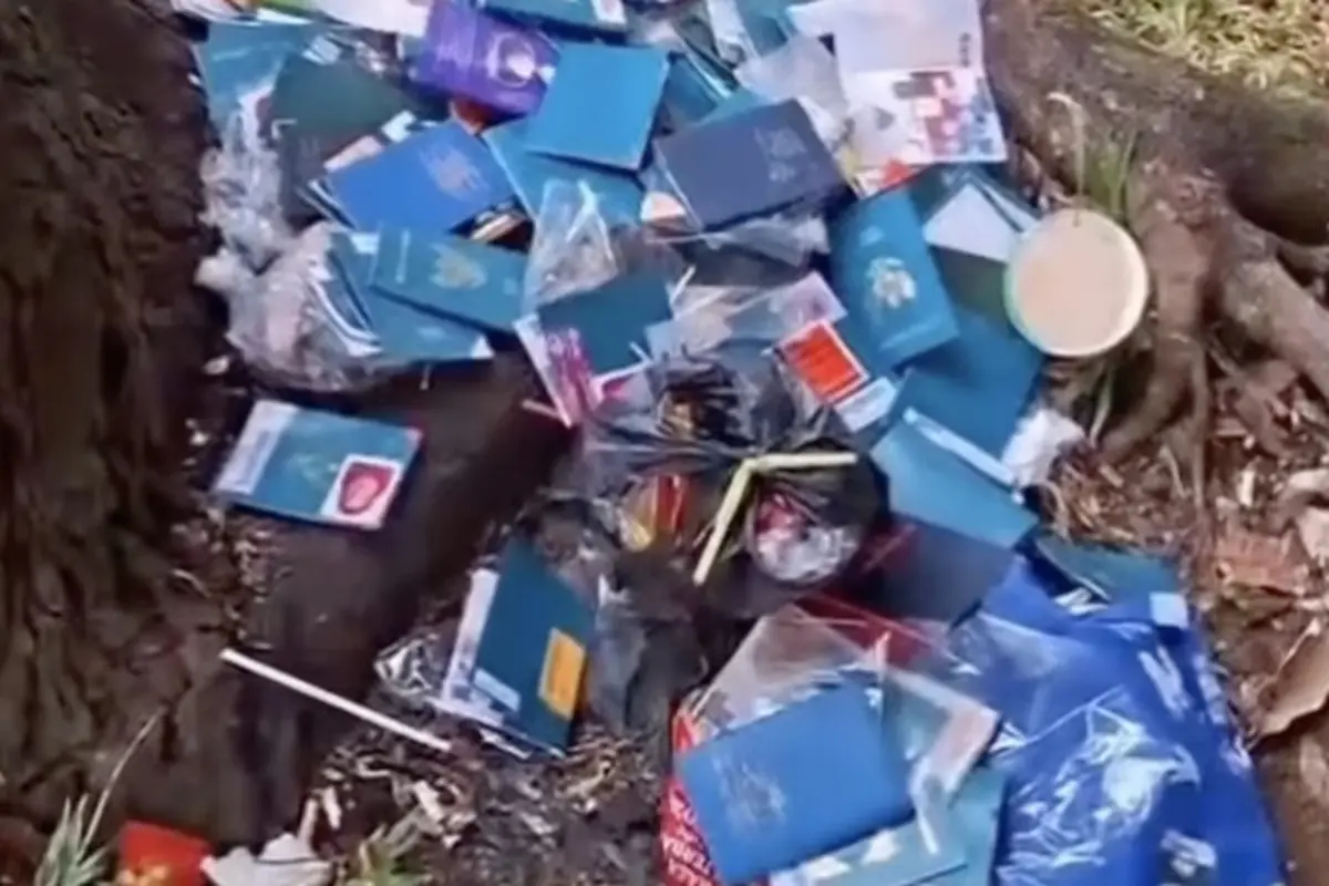 tangkapan layar video viral paspor berserakan di BSD