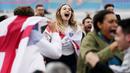 Suporter wanita Timnas Inggris ini tak mampu menutupi kebahagiaan usai negaranya berhasil mengalahkan Jerman. Ini menjadi kemenangan pertama Inggris atas Jerman di ajang resmi sejak 1966. (John Sibley/Pool via AP)