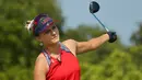 Pegolf asal Amerika Serikat, Lexi Thompson memukul bola saat bersaing pada kompetisi golf wanita putaran ketiga di Olimpiade 2016 di Olympic Golf Course, Rio de Janeiro, Brasil (19/8). (REUTERS/Andrew Boyers)