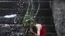 Seorang wanita Hindu Nepal mandi suci di sungai Bagmati selama festival Rishi Panchami di Kathmandu (3/9/2019). Rishi Panchami menandai berakhirnya Festival Teej selama tiga hari, dirayakan di Nepal dan beberapa bagian India oleh wanita Hindu yang sudah menikah. (AFP Photo/Prakash Mathema)