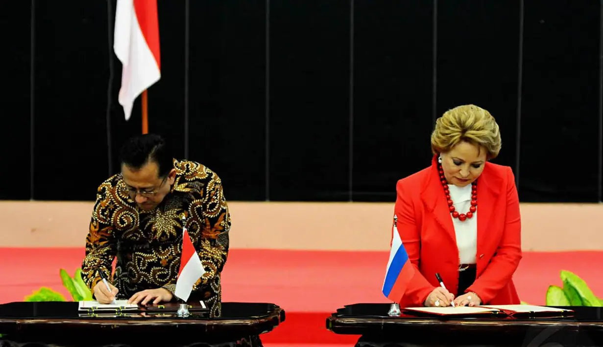 Ketua DPD, Irman Gusman dan Ketua Majelis Federasi Rusia, Valentina Ivanovka Matviyeko menandatangani MoU untuk saling mendorong investasi dari ke kedua negara di bidang ekonomi dan budaya, Jakarta, Rabu (12/11/2014). (Liputan6.com/Andrian M Tunay)
