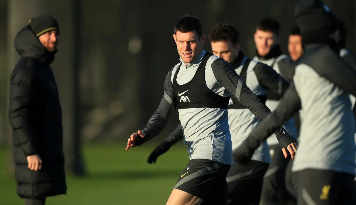 Gelandang Liverpool asal Inggris James Milner menghadiri sesi latihan di tempat latihan mereka di Liverpool, Senin (7/3/2022). Liverpool akan menyambut Inter Milan pada babak 16 besar Liga Champions di Anfield pada Rabu, 9 Februari 2022 dini hari WIB. (Lindsey Parnaby / AFP)