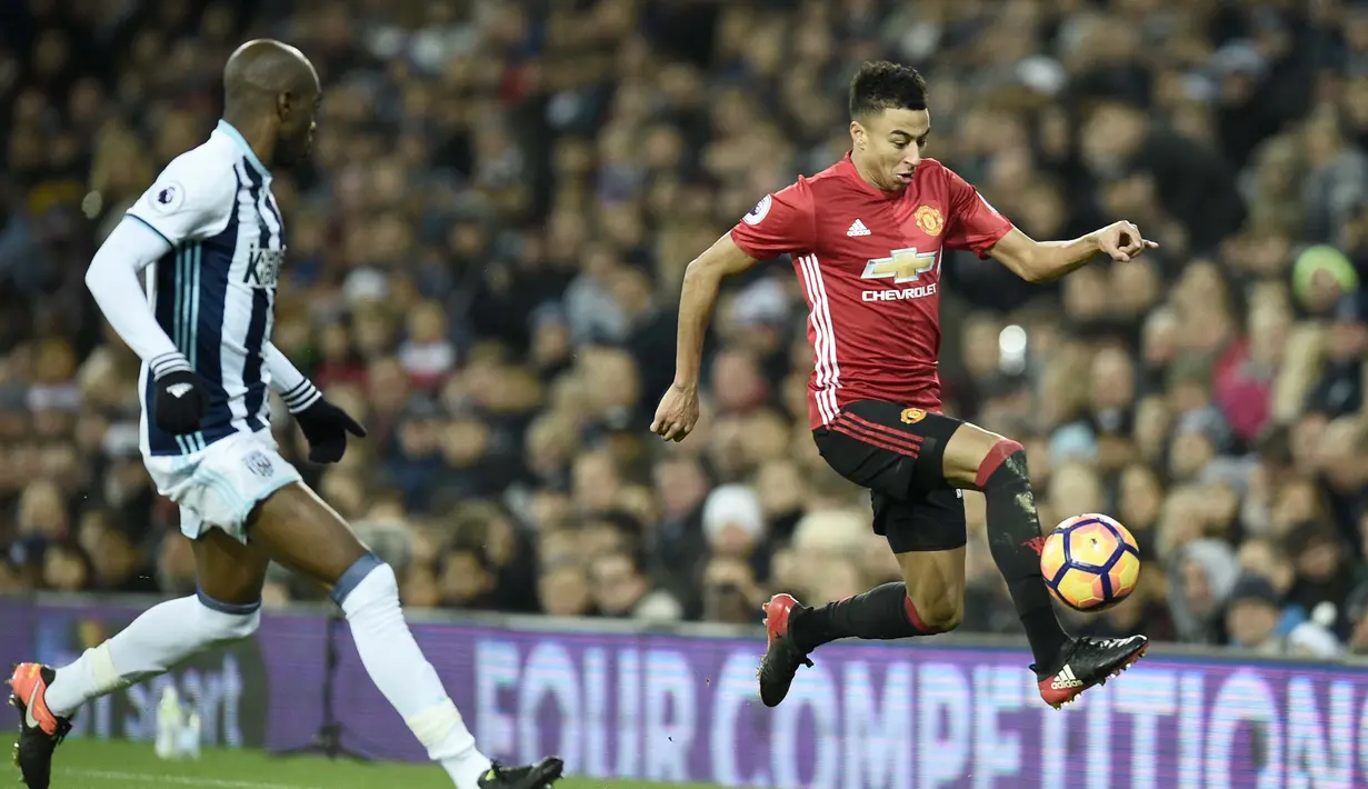 Pemain Manchester United, Jesse Lingard mengontrol bola saat dibayangi pemain West Bromwich Albion pada laga Premier League di The Hawthorns stadium, West Bromwich, (17/12/2016). MU menang 2-0. (AFP/Oli Scarff) 