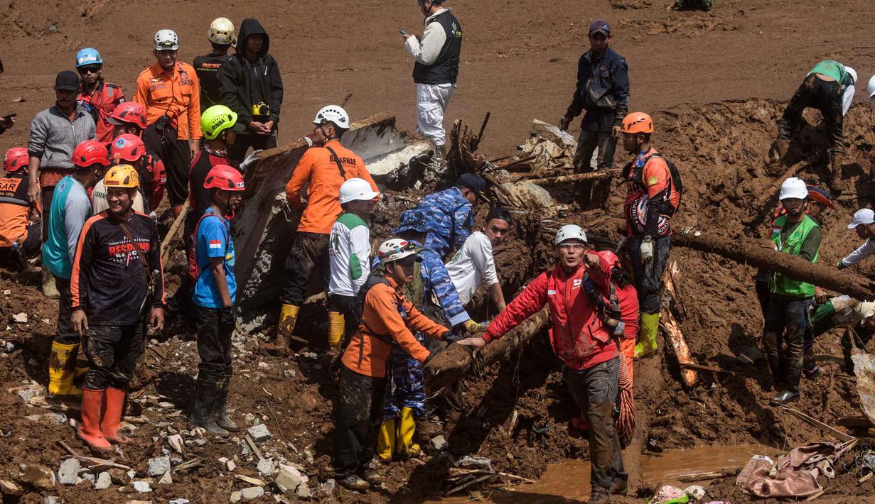 Sementara, 80 lainnya masih dinyatakan hilang. Tampak dalam foto, tim penyelamat mencari korban tanah longsor di Desa Pasirlangu, Kecamatan Cisarua, Kabupaten Bandung Barat, Jawa Barat pada Minggu 25 Januari 2026. (Timur Matahari/AFP)