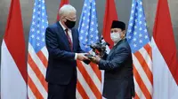 Menteri Pertahanan (Menhan) Prabowo Subianto menerima kunjungan Plt Menhan Amerika Serikat Christopher Miller. (Dok Kemhan)