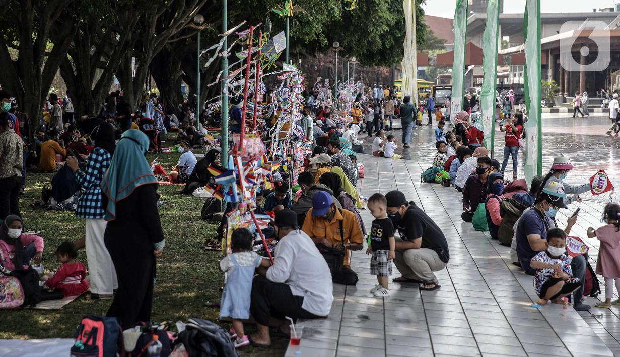 Suasana pengunjung yang berwisata di Taman Mini Indonesia Indah (TMII), Jakarta, Sabtu (15/5/2021). Selama libur Lebaran, pengelola TMII memberlakukan protokol kesehatan secara ketat. (Liputan6.com/Faizal Fanani)
