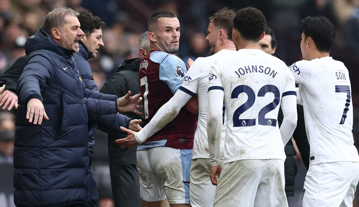 Kapten tim Aston Villa, John McGinn (tengah) dikerumuni beberapa pemain Tottenham Hotspur setelah melakukan pelanggaran keras terhadap Destiny Udogie pada laga pekan ke-28 Premier League 2023/2024 di Villa Park, Birmingham, Minggu (10/3/2024). (AFP/Darren Staples)
