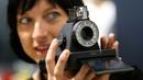 Pengunjung wanita mengoperasikan kamera Mustahil I-1 saat berlangsungnya Pameran Photokina di Cologne, Jerman, (20/9). Pameran ini berlangsung 20-25 September 2016. (REUTERS/Fabrizio Bensch)