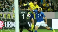 Striker Swedia, Marcus Berg, berusaha mengindari penjagaan bek Italia, Georgio Chiellini, pada laga Kualifikasi Piala Dunia 2018 di Stadion Friends Arena, Solna, Jumat (10/11/2017). Swedia menang 1-0 atas Italia. (AFP/Soren Anderson)