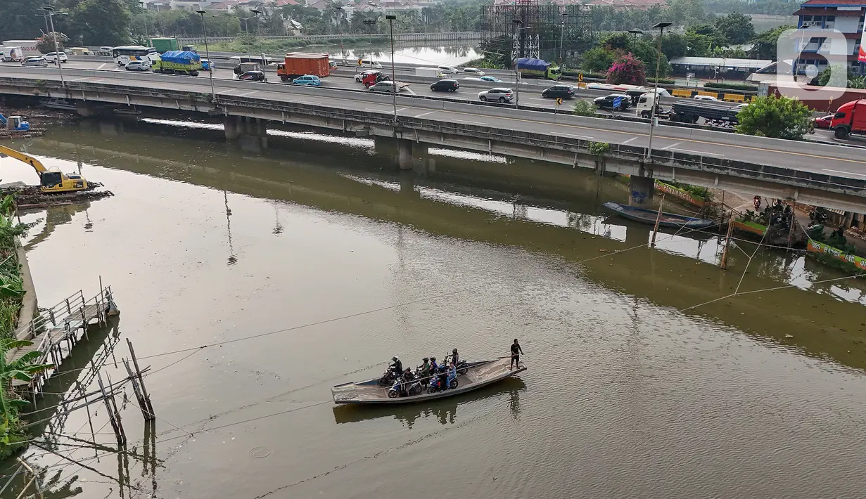 Pengendara sepeda motor menggunakan jasa perahu eretan menyeberangi Sungai Kali Angke di Kecamatan Penjaringan, Jakarta, Rabu (29/5/2024). (merdeka.com/Arie Basuki)