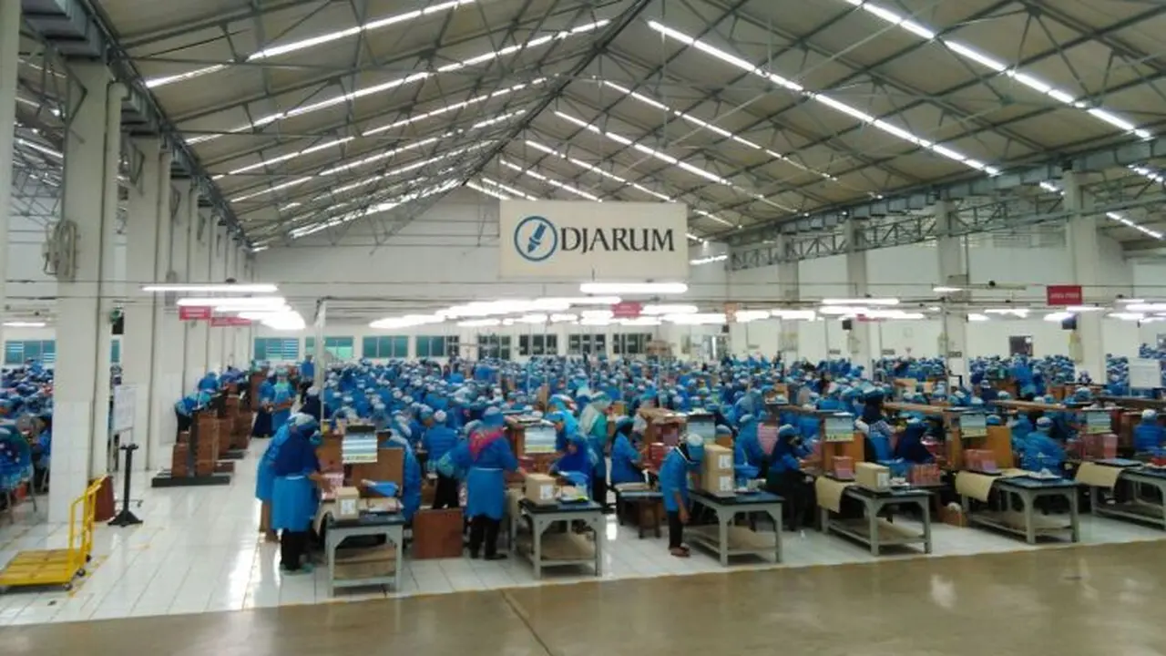 Semangat ribuan pekerja PT Djarum melinting, merapikan, dan mengepak jutaan batang rokok. (Fiki/Liputan6.com)