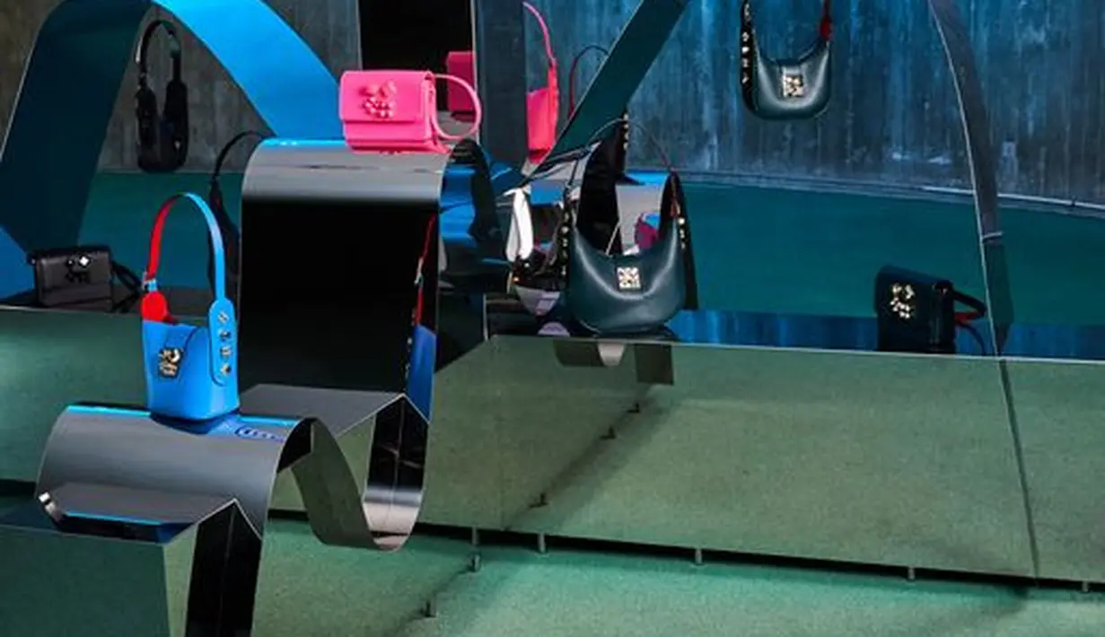 Bersama sahabat seniman Paris-nya, Yaz Bukey, Christian Louboutin merancang koleksi dengan eksplorasi pejalan kaki yang mengarah ke dua tema tambahan yang menyoroti tema utamanya, yakni koleksi kapsul Greekaba dari tas Carasky Maison.