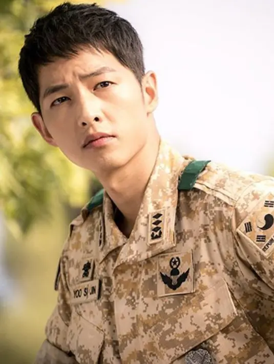 Memiliki postur tubuh yang bagus, Song Joong Ki terlihat cocok kenakan baju militer. (Liputan6.com/IG/songjoongkionly)