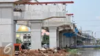 Pembangunan Tol Bekasi-Cawang-Kampung Melayu (Becakayu) terus dikebut, Jakarta, Kamis (27/10). Proyek ini ditargetkan rampung akhir tahun 2017. (Liputan6.com/Yoppy Renato)