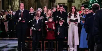 Semenatara itu, suaminya Kate Prince William mengenakan setelan jas hitam yang kompak dengan kedua putranya. Sementara itu, Putri Charlotte mengenakan dress coat maroon. [@princeandprincessofwales]