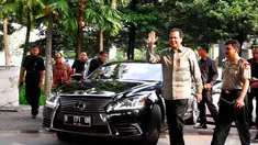 Menteri Koordinator (Menko) Bidang Perekonomian, Chairul Tanjung menjejakkan kaki di kantor KPK, Jakarta, Rabu (28/5/14). (Liputan6.com/Miftahul Hayat)