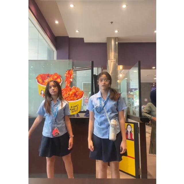 6 Potret Mikhayla Bareng Teman Sekolahnya, Mirip Nia Ramadhani Masa Remaja