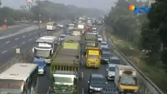 Masih banyaknya kendaraan besar yang melintas di ruas Tol Cikampek, memicu arus lalu lintas tersendat.