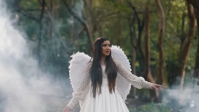 6 Pemotretan Tiara Andini Bak Bidadari, Menawan dengan Sayap Putih