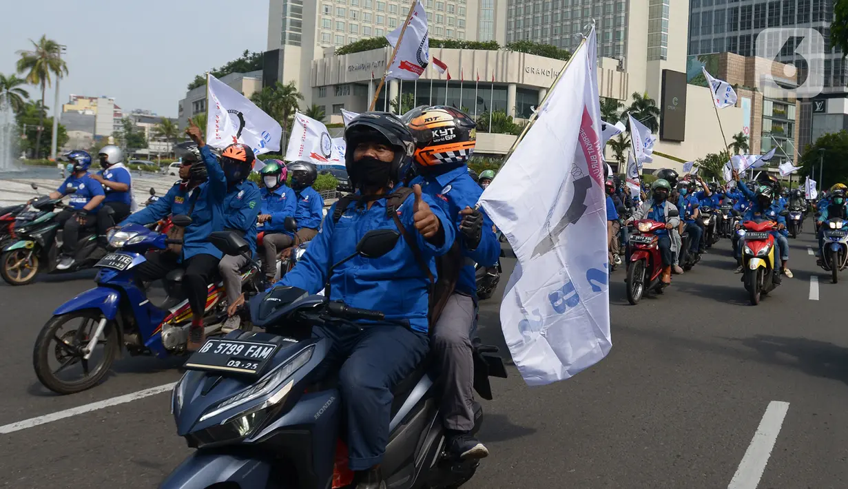 Massa dari elemen Serikat Buruh Sejahtera Indonesia (SBSI) dengan membawa atribut menuju gedung DPR/MPR, Jakarta, Kamis (8/10/2020). Mereka berencana demonstrasi di depan gedung DPR menolak pengesahan Omibus Law atau Undang-undang Cipta Kerja. (merdeka.com/Imam Buhori)