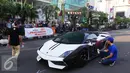 Sejumlah anak muda tengah menggraviti mobil Lamborghini di Senayan City, Jakarta, Jumat (3/6). Pertamina menggandeng Lamborgini untuk menyelenggarakan program menarik pada acara partnership launcing Kreativitas Tanpa Batas. (Liputan6.com/Angga Yuniar)