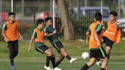 Pemain Timnas Indonesia U-22, Bagas Adi, menendang bola saat latihan di Lapangan ABC Senayan, Jakarta, Kamis (14/2). Latihan ini merupakan persiapan terakhir jelang Piala AFF U-22 2019 di Kamboja. (Bola.com/M. Iqbal Ichsan)