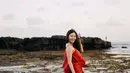Tamara memiliki paras cantik yang membuat warganet terpanah. Penampilannya saat berlibur ke pantai menggunakan dress merah ke oranyean sangatlah cantik. (Liputan6.com/IG/@tamarawuu)