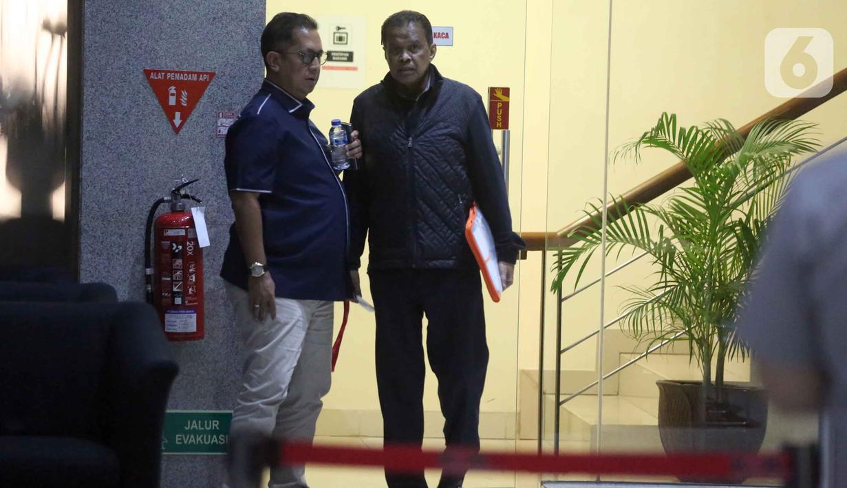 Menurutnya, kuota yang diperoleh perusahaannya justru mengalami penurunan signifikan dibandingkan tahun-tahun sebelumnya. Tampak dalam foto, pemilik agen perjalanan haji dan umroh, Maktour Travel, Fuad Hasan Masyhur (kiri) saat akan meninggalkan Gedung Merah Putih Komisi Pemberantasan Korupsi (KPK), Jakarta, Senin (26/1/2025). (Liputan6.com/Helmi Fithriansyah)