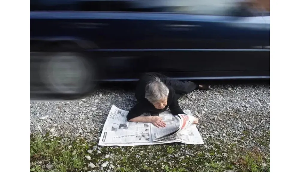 Kimiko Nishimoto, nenek 89 tahun ini berfoto selfie dengan berbagai pose dan kostum kocak dan kreatif (Sumber: Peta Pixel).