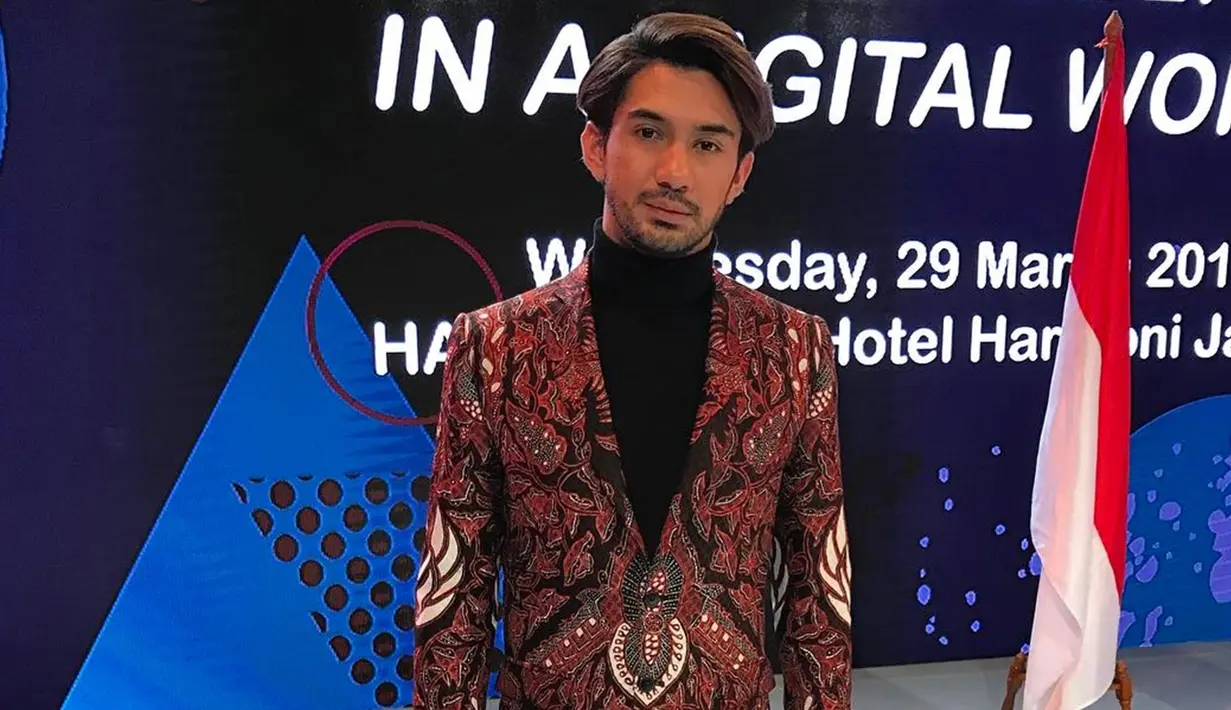 Tak hanya berpakaian formal seperti pria pada umumnya. Reza Rahadian cukup sering mengenakan pakaian formal yang memiliki nilai Indonesia. Seperti pada jas yang dikenakan oleh Reza Rahadian ini. Ia memadukan jas batik dengan inner turtle neck. (Liputan6.com/IG/officialpilarez)