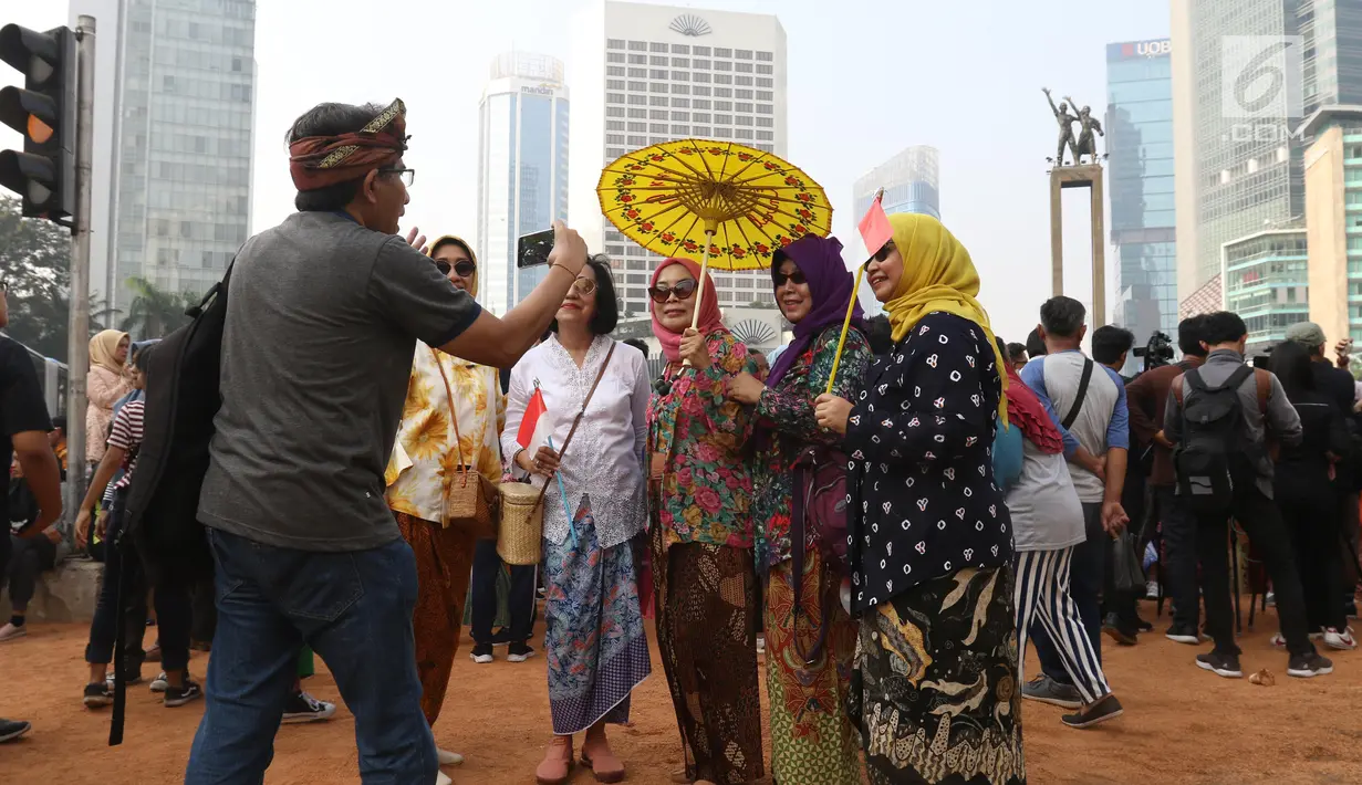Emak-emak dari masyarakat pencinta kebaya dan sarung Indonesia foto bersama saat mengikuti parade di Bundaran HI, Jakarta, Minggu (28/7/2019). Parade tersebut bertujuan untuk mengajak masyarakat agar mencintai busana tradisional khas Indonesia. (Liputan6.com/Angga Yuniar)