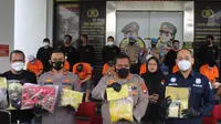 Polisi mengamankan 9 orang tersangka kasus tembakau sintesis di tiga tempat. (Liputan6.com/Pramita Tristiawati)