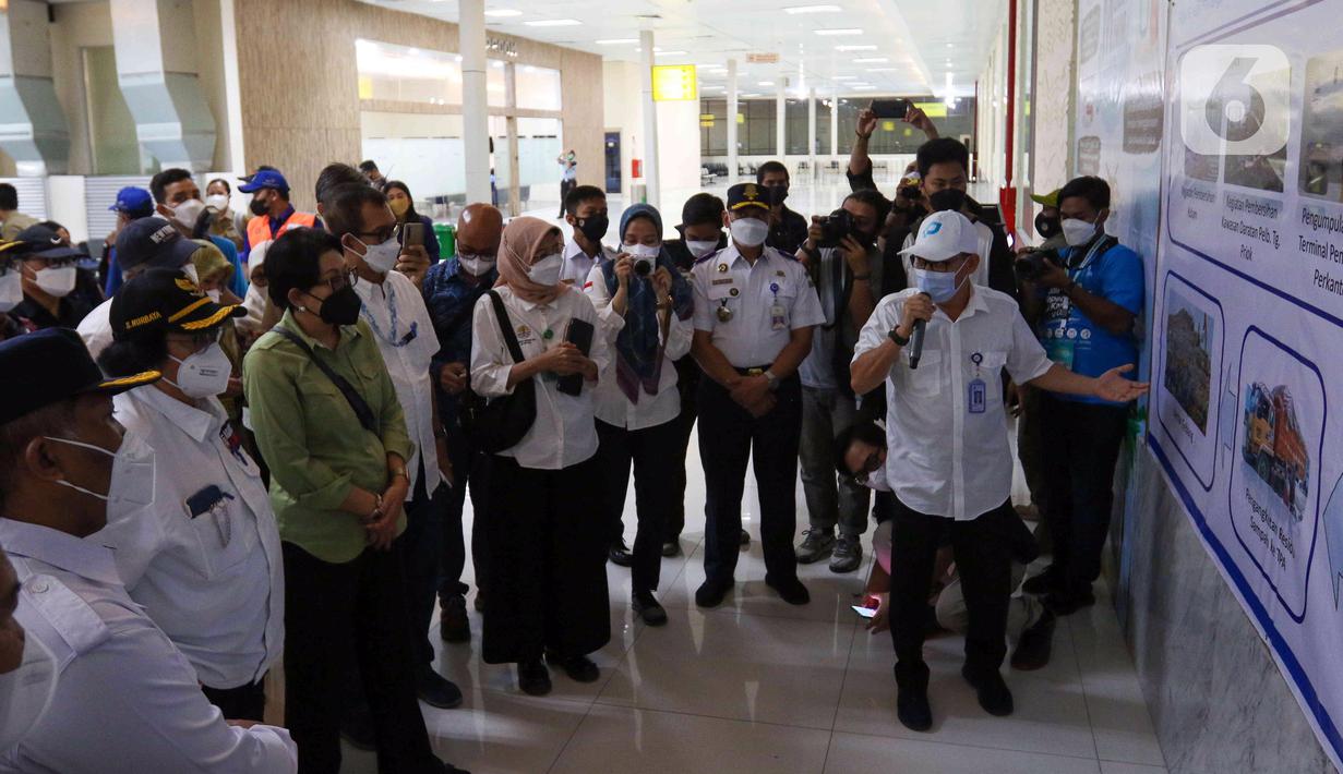 <p>Menteri Lingkungan Hidup dan Kehutanan Siti Nurbaya (ketiga kiri) saat memantau mudik di Terminal Penumpang Pelabuhan Tanjung Priok, Jakarta, Selasa (26/4/2022). Kunjungan tersebut dalam rangka memantau persiapan mudik minim sampah. (Liputan6.com/Herman Zakharia)</p>