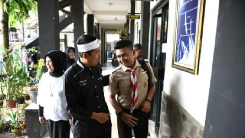 Kisah Pejabat Antar Anak Hari Pertama Sekolah