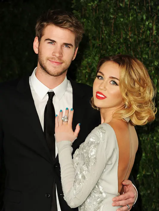 Pasangan fenomenal di Hollywood, Liam Hemsworth dan Miley Cyrus yang kerap beberapa kali mengalami pasang surut dalam hubungannya. Seringkali diisukan putus, namun pada akhirnya Miley Cyrus jatuh ke pelukan Liam. (AFP/Bintang.com)