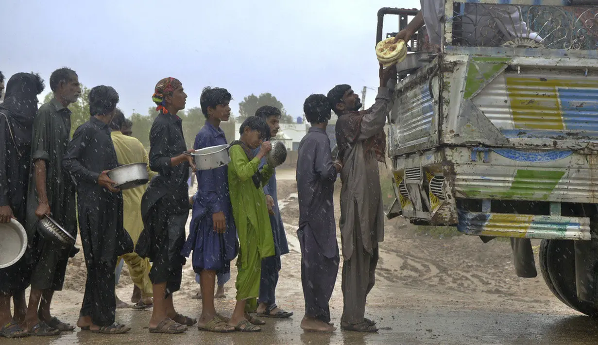 <p>Sementara pejabat negara bagian Gujarat mengatakan bahwa 94.000 orang telah dievakuasi dari daerah pesisir.</p>