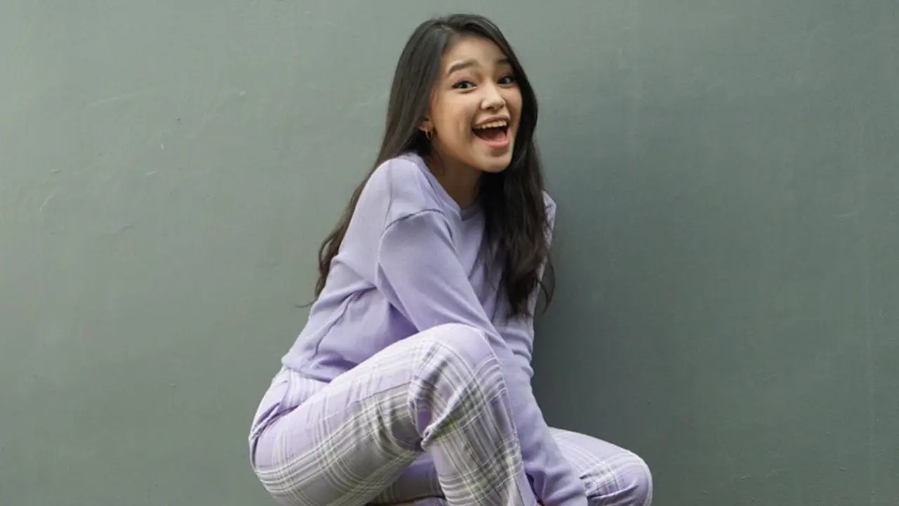 FOTO: Gaya OOTD Anneth Delliecia Tampil Casual, Tetap Menawan