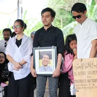 Novita Angie tak bisa menahan dukanya ketika membayangkan sosok ayahnya, R. Sumiharso telah berpulang ke pangkuan Ilahi.  (Daniel Kampua/Bintang.com)