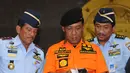Kepala Basarnas Marsdya TNI F Henry Bambang Sulistyo (tengah) memeriksa dokumen terkait hilangnya pesawat AirAsia QZ 8501 di kantor Basarnas, Jakarta (28/12). (Liputan6.com/Helmi Fithriansyah)