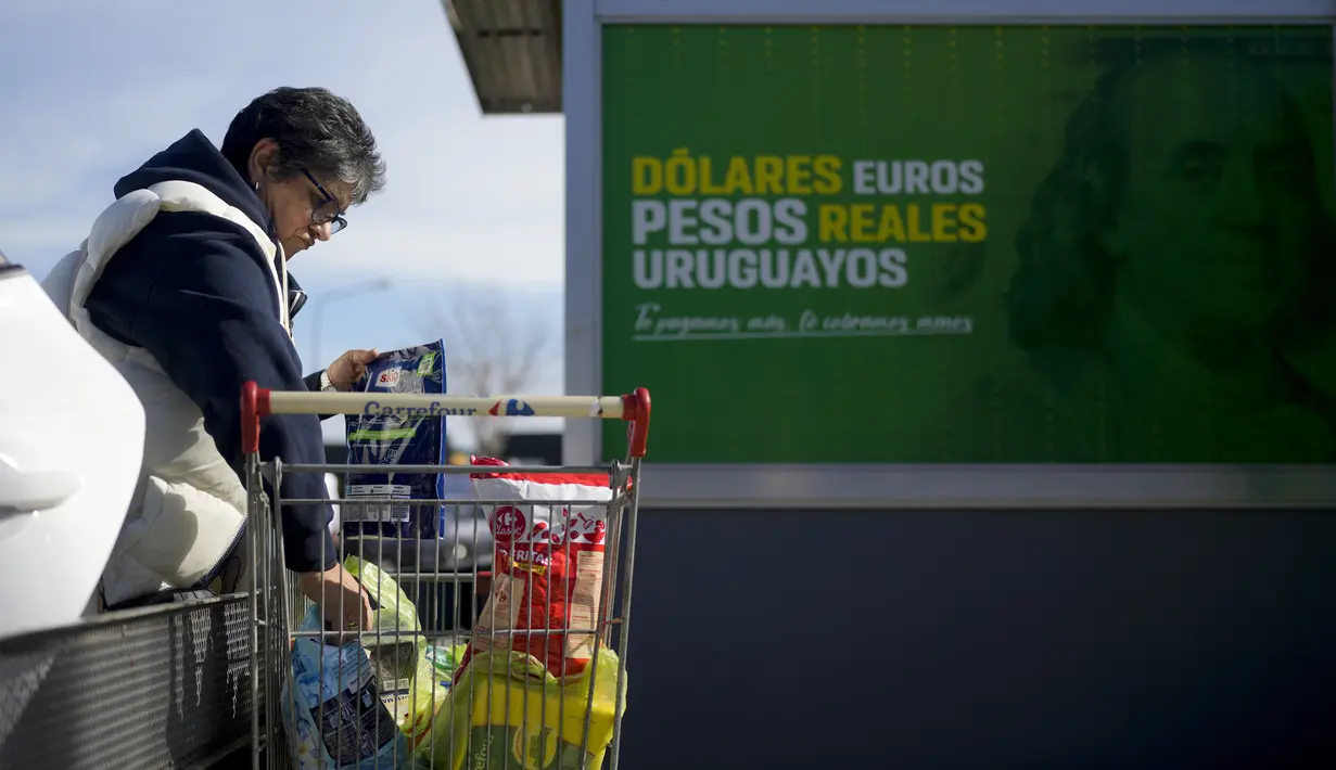 Perbedaan harga antara kedua negara bisa sangat mengejutkan. (AP Photo/Natacha Pisarenko) Satu liter minyak bunga matahari seharga $5 (Rp 75 ribu) di Uruguay adalah 50 sen di Argentina. (AP Photo/Natacha Pisarenko)