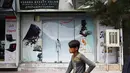 Otoritas Taliban Afghanistan memerintahkan salon-salon kecantikan di seluruh negeri yang dikelola perempuan untuk ditutup. (Photo by Wakil KOHSAR / AFP)