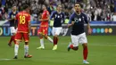 Penyerang Prancis, Wissam Ben Yedder berselebrasi usai mencetak gol ke gawang Andorra pada pertandingan grup H Kualifikasi Euro 2020 di Stade de France di Saint Denis, Paris (10/9/2019). Prancis menang telak 3-0 atas Andorra. (AFP Photo/Thomas Samson)